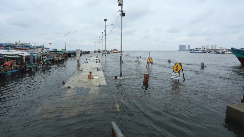 Banjir Rob di Muara Angke (CNBC Indonesia/Andrean Kristianto) Banjir Rob di Muara Angke (CNBC Indonesia/Andrean Kristianto)