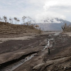 Simak! Begini Status Terkini Gunung Semeru-Merapi