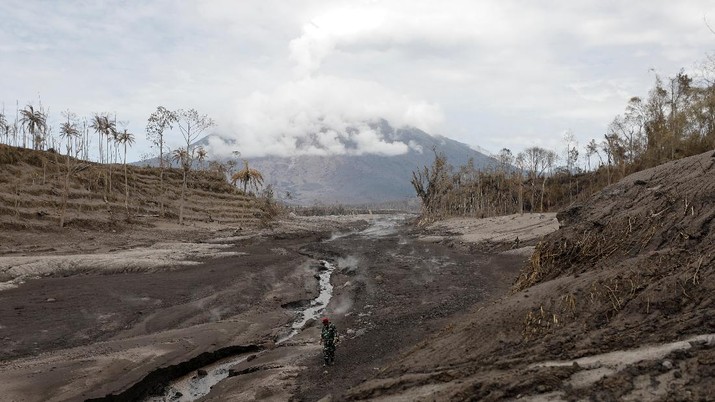 An Indonesian Marine personnel walks through an area affected by the eruption of Mount Semeru volcano, in Curah Roboan, Indonesia December 7, 2021. REUTERS/Willy Kurniawan