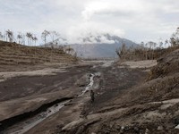 Waduh! Pasca Erupsi Semeru, 8 juta kubik Pasir Sumbat Sungai