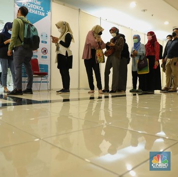 Mulai Heboh Fenomena Orang Antre Cari Kerja di Jakarta