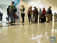 Mulai Heboh Fenomena Orang Antre Cari Kerja di Jakarta