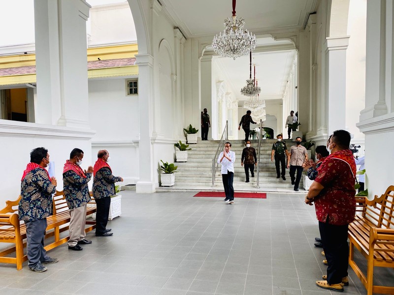 Presiden Joko Widodo menerima enam perwakilan warga Liang Melas Datas, Kabupaten Karo, Provinsi Sumatera Utara di Istana Merdeka, Jakarta, pada Senin (6/12/2021). (Biro Pers Sekretariat Presiden/Laily Rachev)