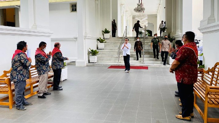 Presiden Joko Widodo menerima enam perwakilan warga Liang Melas Datas, Kabupaten Karo, Provinsi Sumatera Utara di Istana Merdeka, Jakarta, pada Senin (6/12/2021). (Biro Pers Sekretariat Presiden/Laily Rachev)