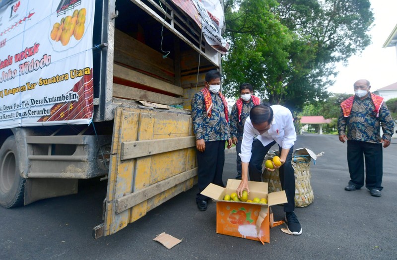 Presiden Joko Widodo menerima enam perwakilan warga Liang Melas Datas, Kabupaten Karo, Provinsi Sumatera Utara di Istana Merdeka, Jakarta, pada Senin (6/12/2021). (Biro Pers Sekretariat Presiden/Laily Rachev)