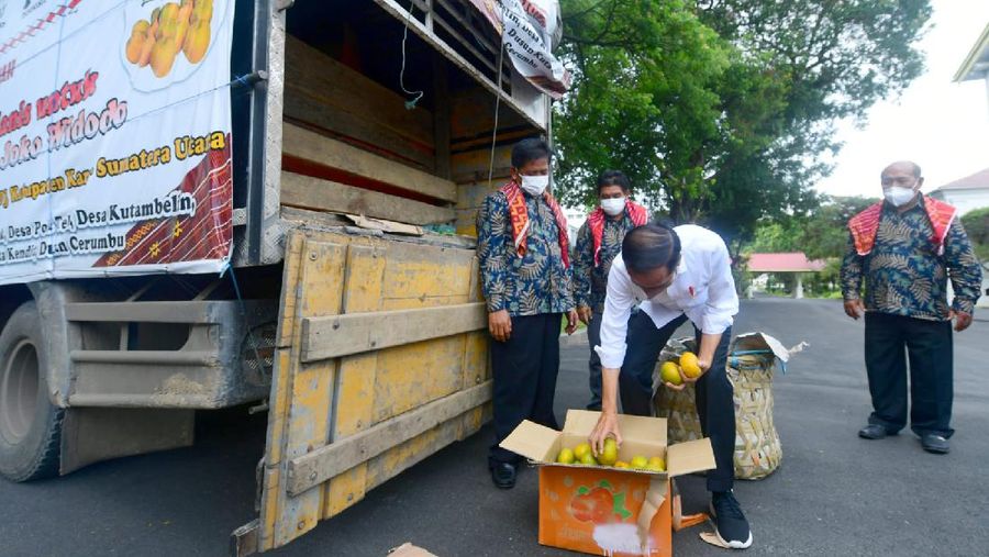Presiden Joko Widodo menerima enam perwakilan warga Liang Melas Datas, Kabupaten Karo, Provinsi Sumatera Utara di Istana Merdeka, Jakarta, pada Senin (6/12/2021). (Biro Pers Sekretariat Presiden/Laily Rachev)