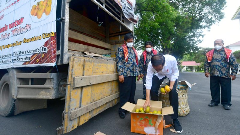 Presiden Joko Widodo menerima enam perwakilan warga Liang Melas Datas, Kabupaten Karo, Provinsi Sumatera Utara di Istana Merdeka, Jakarta, pada Senin (6/12/2021). (Biro Pers Sekretariat Presiden/Laily Rachev)