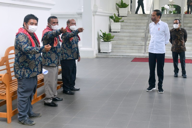 Presiden Joko Widodo menerima enam perwakilan warga Liang Melas Datas, Kabupaten Karo, Provinsi Sumatera Utara di Istana Merdeka Presiden Joko Widodo menerima enam perwakilan warga Liang Melas Datas, Kabupaten Karo, Provinsi Sumatera Utara di Istana Merdeka, Jakarta, pada Senin (6/12/2021). (Biro Pers Sekretariat Presiden/Laily Rachev)