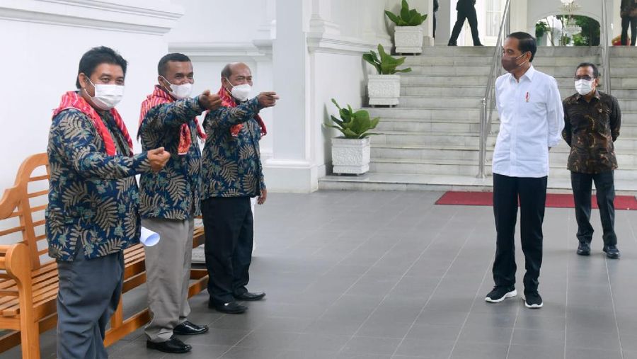 Presiden Joko Widodo menerima enam perwakilan warga Liang Melas Datas, Kabupaten Karo, Provinsi Sumatera Utara di Istana Merdeka, Jakarta, pada Senin (6/12/2021). (Biro Pers Sekretariat Presiden/Laily Rachev)