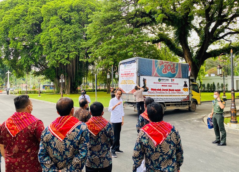 Presiden Joko Widodo menerima enam perwakilan warga Liang Melas Datas, Kabupaten Karo, Provinsi Sumatera Utara di Istana Merdeka, Jakarta, pada Senin (6/12/2021). (Biro Pers Sekretariat Presiden/Laily Rachev)