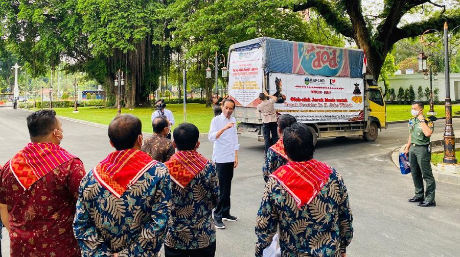 Presiden Joko Widodo menerima enam perwakilan warga Liang Melas Datas, Kabupaten Karo, Provinsi Sumatera Utara di Istana Merdeka, Jakarta, pada Senin (6/12/2021). (Biro Pers Sekretariat Presiden/Laily Rachev)