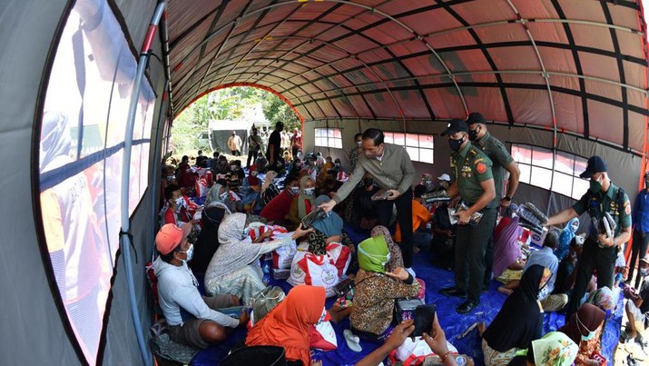 Presiden Jokowi bertemu pengungsi, melihat dapur umum, meninjau Posko Pelayanan Kesehatan, bertemu anak-anak, dan menyerahkan santunan kepada ahli waris korban meninggal akibat erupsi Gunung Semeru. (Foto: Laily Rachev - Biro Pers Sekretariat Presiden)) Presiden Jokowi bertemu pengungsi, melihat dapur umum, meninjau Posko Pelayanan Kesehatan, bertemu anak-anak, dan menyerahkan santunan kepada ahli waris korban meninggal akibat erupsi Gunung Semeru. (Foto: Laily Rachev - Biro Pers Sekretariat Presiden))