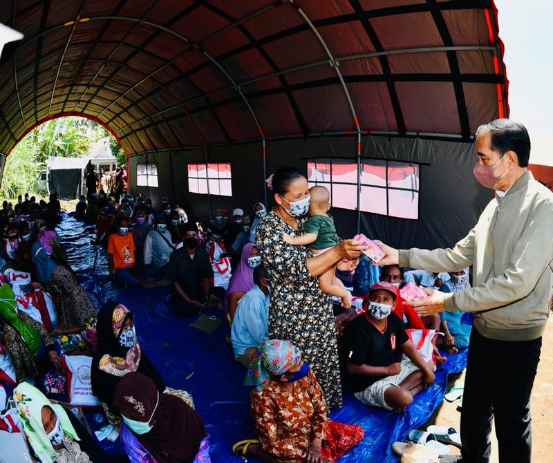 Presiden Jokowi bertemu pengungsi, melihat dapur umum, meninjau Posko Pelayanan Kesehatan, bertemu anak-anak, dan menyerahkan santunan kepada ahli waris korban meninggal akibat erupsi Gunung Semeru. (Foto: Laily Rachev - Biro Pers Sekretariat Presiden)) Presiden Jokowi bertemu pengungsi, melihat dapur umum, meninjau Posko Pelayanan Kesehatan, bertemu anak-anak, dan menyerahkan santunan kepada ahli waris korban meninggal akibat erupsi Gunung Semeru. (Foto: Laily Rachev - Biro Pers Sekretariat Presiden))