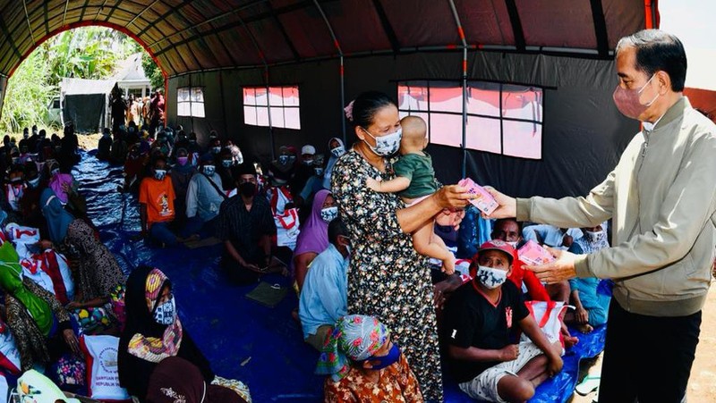 Presiden Jokowi bertemu pengungsi, melihat dapur umum, meninjau Posko Pelayanan Kesehatan, bertemu anak-anak, dan menyerahkan santunan kepada ahli waris korban meninggal akibat erupsi Gunung Semeru.  (Foto: Laily Rachev - Biro Pers Sekretariat Presiden))