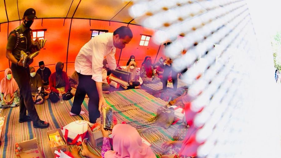 Presiden Jokowi bertemu pengungsi, melihat dapur umum, meninjau Posko Pelayanan Kesehatan, bertemu anak-anak, dan menyerahkan santunan kepada ahli waris korban meninggal akibat erupsi Gunung Semeru.  (Foto: Laily Rachev - Biro Pers Sekretariat Presiden))