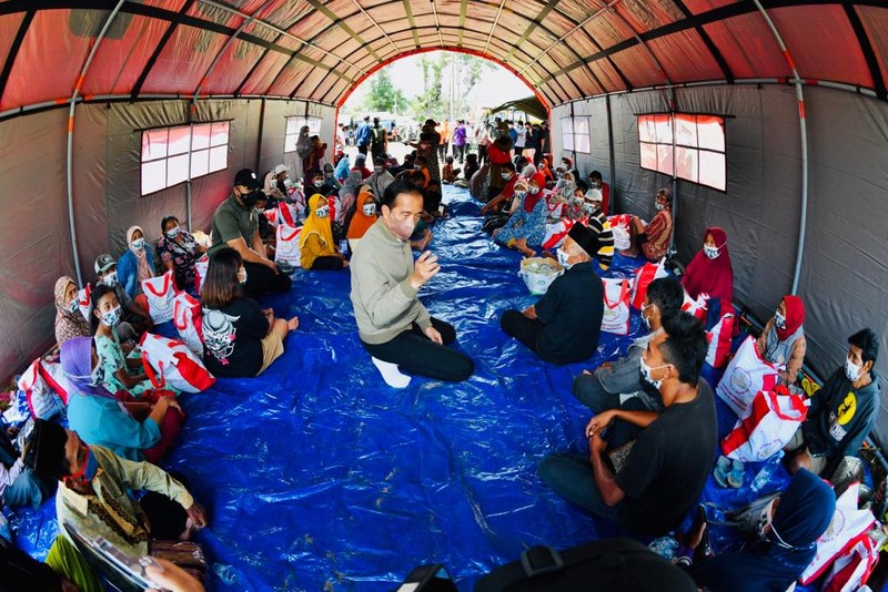 Presiden Jokowi bertemu pengungsi, melihat dapur umum, meninjau Posko Pelayanan Kesehatan, bertemu anak-anak, dan menyerahkan santunan kepada ahli waris korban meninggal akibat erupsi Gunung Semeru. (Foto: Laily Rachev - Biro Pers Sekretariat Presiden)) Presiden Jokowi bertemu pengungsi, melihat dapur umum, meninjau Posko Pelayanan Kesehatan, bertemu anak-anak, dan menyerahkan santunan kepada ahli waris korban meninggal akibat erupsi Gunung Semeru. (Foto: Laily Rachev - Biro Pers Sekretariat Presiden))