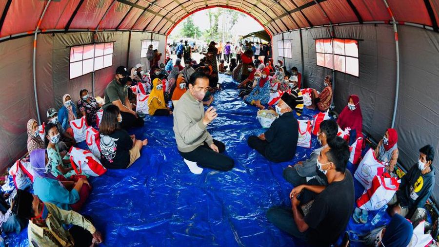 Presiden Jokowi bertemu pengungsi, melihat dapur umum, meninjau Posko Pelayanan Kesehatan, bertemu anak-anak, dan menyerahkan santunan kepada ahli waris korban meninggal akibat erupsi Gunung Semeru.  (Foto: Laily Rachev - Biro Pers Sekretariat Presiden))