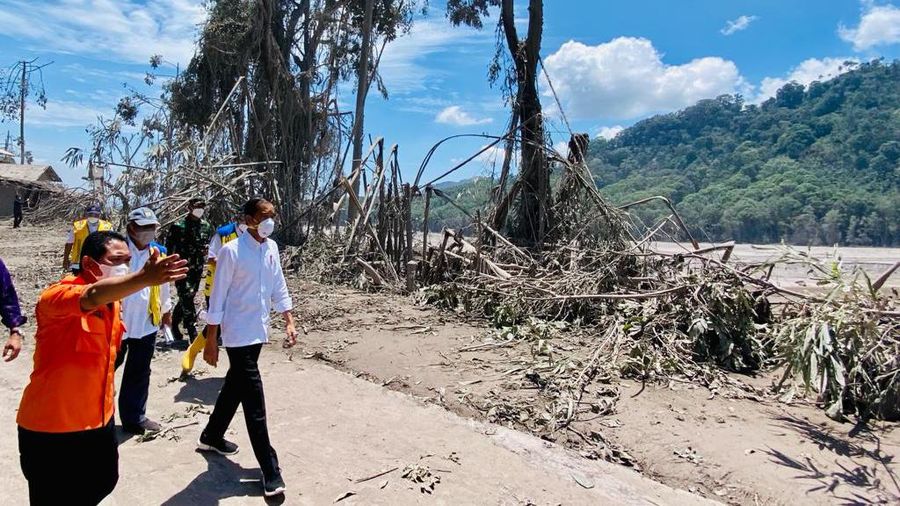 Presiden Jokowi meninjau Jembatan Besuk Koboan yang runtuh akibat erupsi Gunung Semeru pada Selasa, 7 Desember 2021. (Foto: Laily Rachev - Biro Pers Sekretariat Presiden)