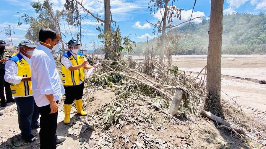 Presiden Jokowi bertemu pengungsi, melihat dapur umum, meninjau Posko Pelayanan Kesehatan, bertemu anak-anak, dan menyerahkan santunan kepada ahli waris korban meninggal akibat erupsi Gunung Semeru.  (Foto: Laily Rachev - Biro Pers Sekretariat Presiden))
