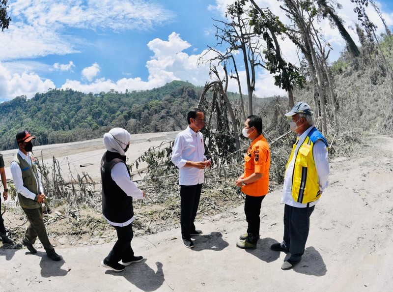 Presiden Jokowi bertemu pengungsi, melihat dapur umum, meninjau Posko Pelayanan Kesehatan, bertemu anak-anak, dan menyerahkan santunan kepada ahli waris korban meninggal akibat erupsi Gunung Semeru. (Foto: Laily Rachev - Biro Pers Sekretariat Presiden)) Presiden Jokowi bertemu pengungsi, melihat dapur umum, meninjau Posko Pelayanan Kesehatan, bertemu anak-anak, dan menyerahkan santunan kepada ahli waris korban meninggal akibat erupsi Gunung Semeru. (Foto: Laily Rachev - Biro Pers Sekretariat Presiden))