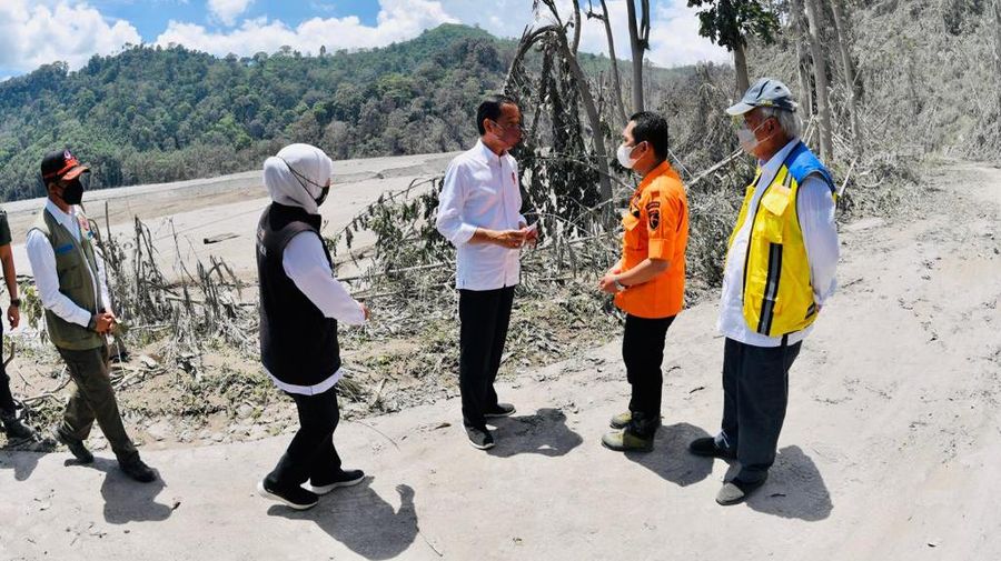 Presiden Jokowi bertemu pengungsi, melihat dapur umum, meninjau Posko Pelayanan Kesehatan, bertemu anak-anak, dan menyerahkan santunan kepada ahli waris korban meninggal akibat erupsi Gunung Semeru.  (Foto: Laily Rachev - Biro Pers Sekretariat Presiden))