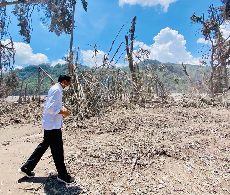Presiden Jokowi bertemu pengungsi, melihat dapur umum, meninjau Posko Pelayanan Kesehatan, bertemu anak-anak, dan menyerahkan santunan kepada ahli waris korban meninggal akibat erupsi Gunung Semeru. (Foto: Laily Rachev - Biro Pers Sekretariat Presiden)) Presiden Jokowi bertemu pengungsi, melihat dapur umum, meninjau Posko Pelayanan Kesehatan, bertemu anak-anak, dan menyerahkan santunan kepada ahli waris korban meninggal akibat erupsi Gunung Semeru. (Foto: Laily Rachev - Biro Pers Sekretariat Presiden))