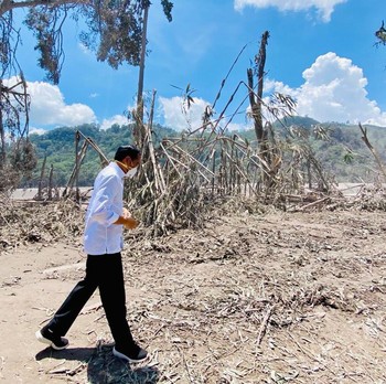 Gaya Jokowi 'Blusukan' Cek Tanggap Darurat Erupsi Semeru