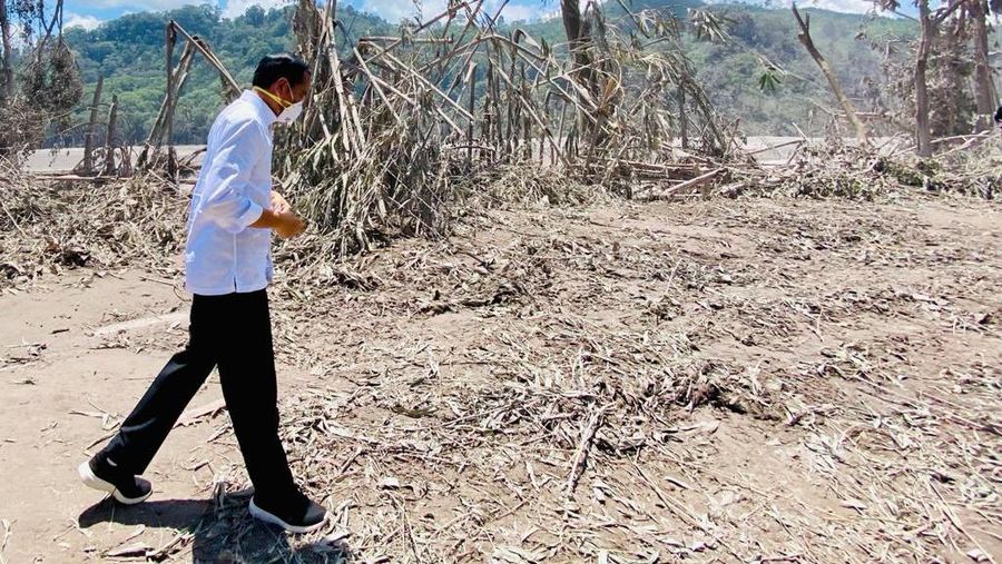 Presiden Jokowi bertemu pengungsi, melihat dapur umum, meninjau Posko Pelayanan Kesehatan, bertemu anak-anak, dan menyerahkan santunan kepada ahli waris korban meninggal akibat erupsi Gunung Semeru.  (Foto: Laily Rachev - Biro Pers Sekretariat Presiden))