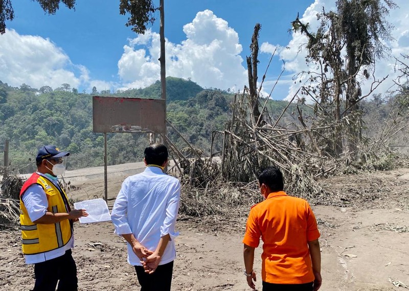 Presiden Jokowi bertemu pengungsi, melihat dapur umum, meninjau Posko Pelayanan Kesehatan, bertemu anak-anak, dan menyerahkan santunan kepada ahli waris korban meninggal akibat erupsi Gunung Semeru. (Foto: Laily Rachev - Biro Pers Sekretariat Presiden)) Presiden Jokowi bertemu pengungsi, melihat dapur umum, meninjau Posko Pelayanan Kesehatan, bertemu anak-anak, dan menyerahkan santunan kepada ahli waris korban meninggal akibat erupsi Gunung Semeru. (Foto: Laily Rachev - Biro Pers Sekretariat Presiden))