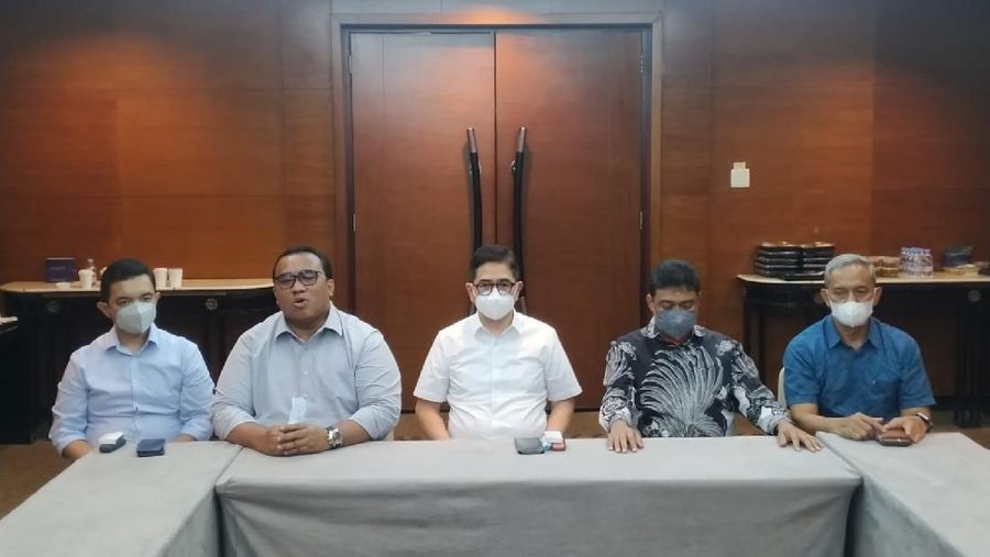 Presiden Konfederasi Serikat Pekerja Seluruh Indonesia (KSPSI) Andi Gani Nena Wea (Dua dari kiri) - Ketua Kadin Arsjad Rasjid (tengah) - Presiden Konfederasi Serikat Pekerja Indonesia (KSPI) Said Iqbal (dua dari kanan) (CNBC Indonesia/Ferry Sandi)