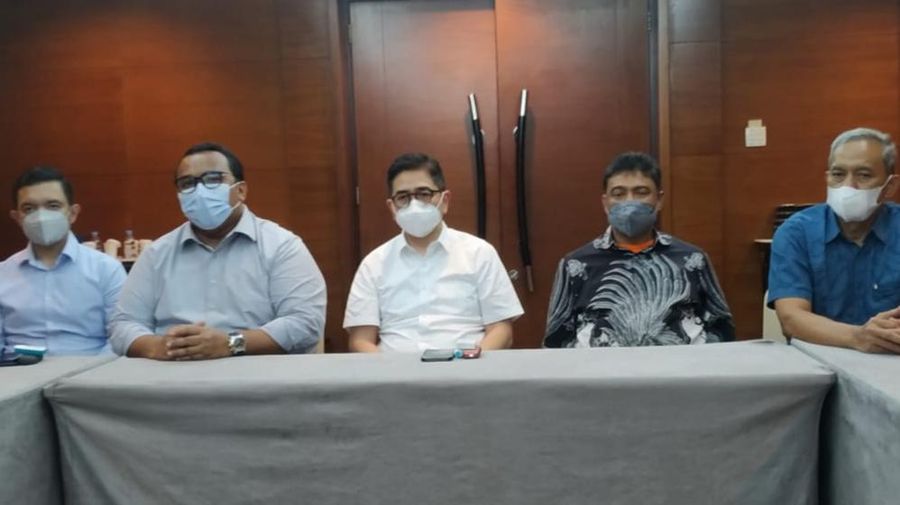 Presiden Konfederasi Serikat Pekerja Seluruh Indonesia (KSPSI) Andi Gani Nena Wea (Dua dari kiri) - Ketua Kadin Arsjad Rasjid (tengah) -  Presiden Konfederasi Serikat Pekerja Indonesia (KSPI) Said Iqbal (dua dari kanan) (CNBC Indonesia/Ferry Sandi)