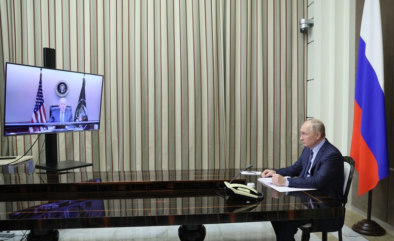USA-RUSSIA/BIDEN-PUTIN Russian President Vladimir Putin holds talks with U.S. President Joe Biden via a video link in Sochi, Russia December 7, 2021. Sputnik/Mikhail Metzel/Pool via REUTERS ATTENTION EDITORS - THIS IMAGE WAS PROVIDED BY A THIRD PARTY.