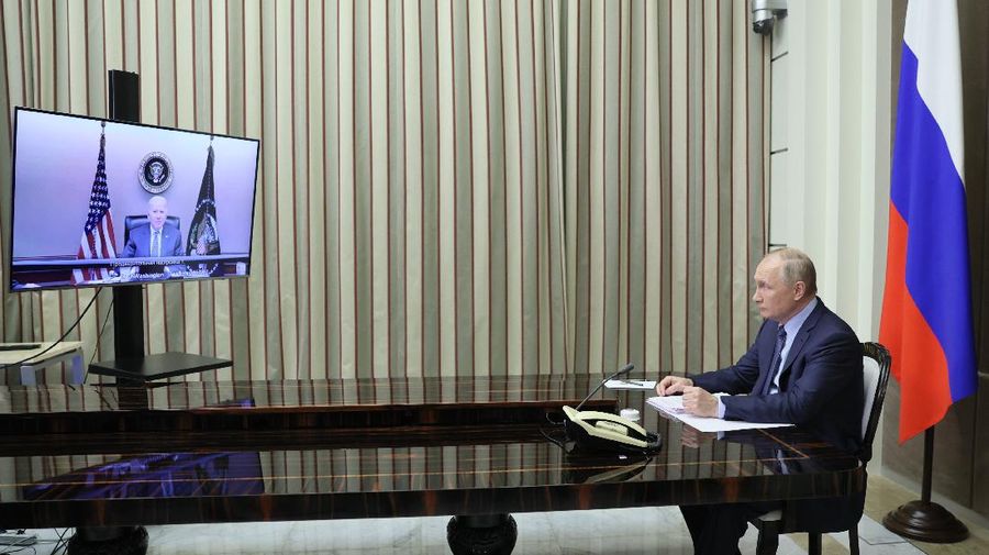 Russian President Vladimir Putin holds talks with U.S. President Joe Biden via a video link in Sochi, Russia December 7, 2021. Sputnik/Mikhail Metzel/Pool via REUTERS ATTENTION EDITORS - THIS IMAGE WAS PROVIDED BY A THIRD PARTY.