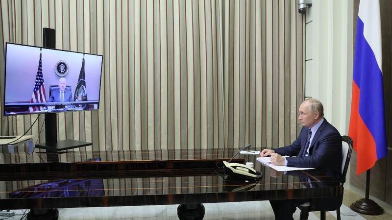 Russian President Vladimir Putin holds talks with U.S. President Joe Biden via a video link in Sochi, Russia December 7, 2021. Sputnik/Mikhail Metzel/Pool via REUTERS ATTENTION EDITORS - THIS IMAGE WAS PROVIDED BY A THIRD PARTY.