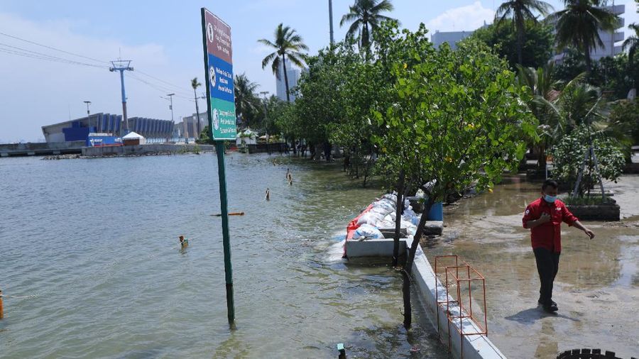 Banjir Rob di Pantai Ancol (CNBC Indonesia/Tri Susilo)