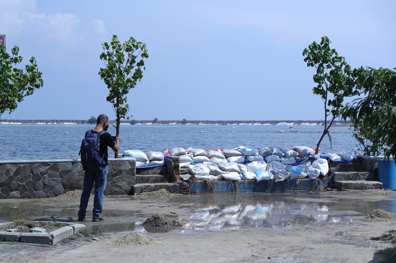 Banjir Rob di Pantai Ancol (CNBC Indonesia/Tri Susilo) Banjir Rob di Pantai Ancol (CNBC Indonesia/Tri Susilo)