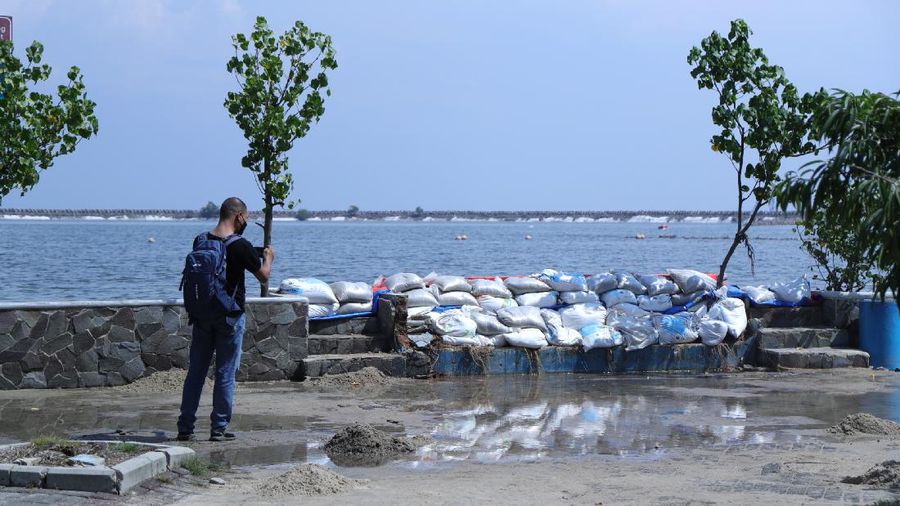 Banjir Rob di Pantai Ancol (CNBC Indonesia/Tri Susilo)