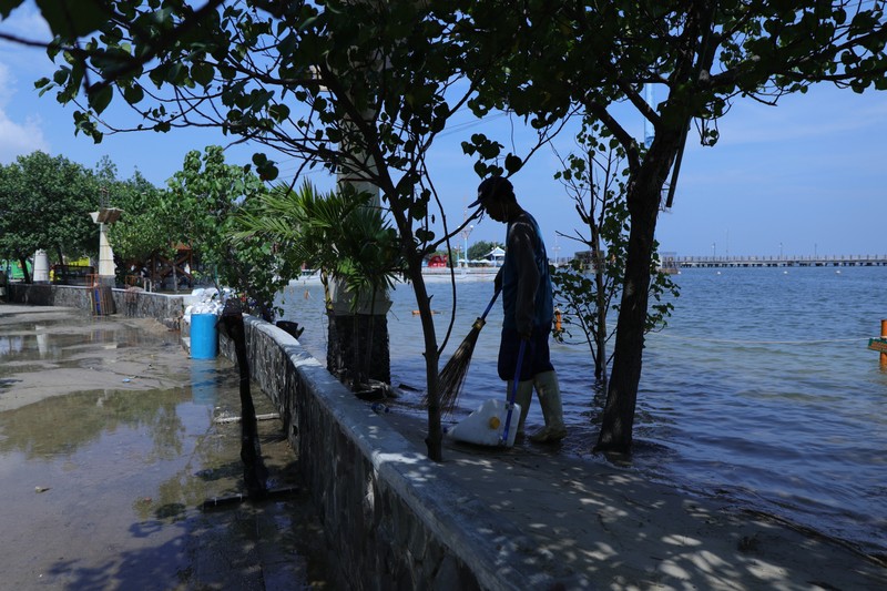 Banjir Rob di Pantai Ancol (CNBC Indonesia/Tri Susilo) Banjir Rob di Pantai Ancol (CNBC Indonesia/Tri Susilo)