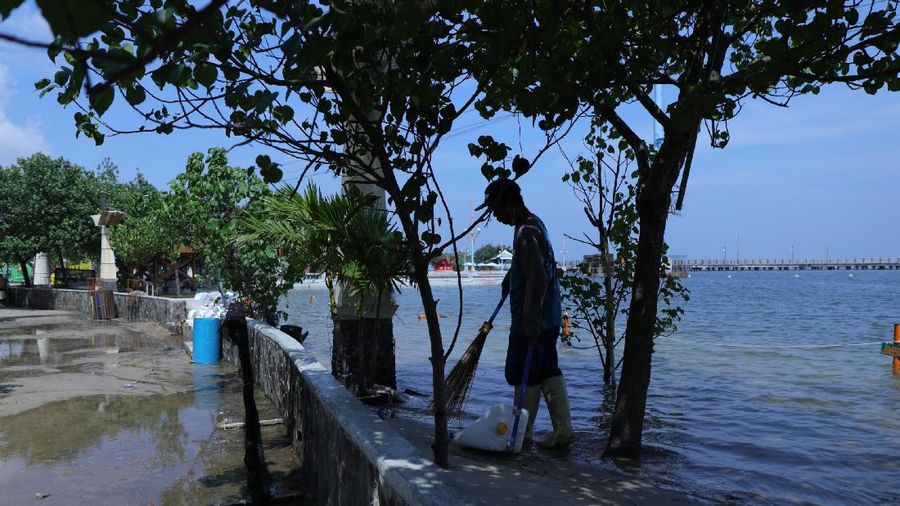Banjir Rob di Pantai Ancol (CNBC Indonesia/Tri Susilo)