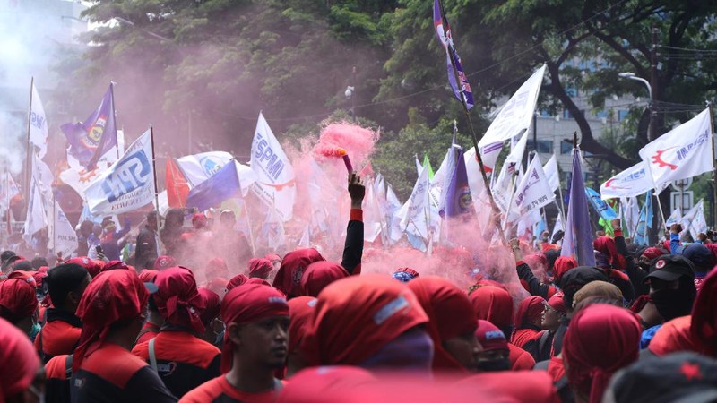 Demo Buruh di Patung Kuda (CNBC Indonesia/Tri Susilo)