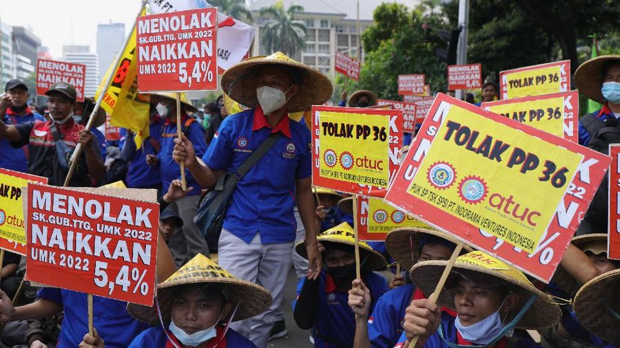Demo Buruh di Patung Kuda (CNBC Indonesia/Tri Susilo)
