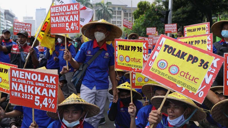 Demo Buruh di Patung Kuda (CNBC Indonesia/Tri Susilo)