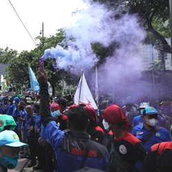 Anies Ketok UMP Rp 4,6 Juta: Pengusaha Nangis, Buruh Ketawa!
