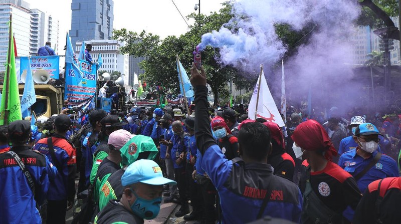 Demo Buruh di Patung Kuda (CNBC Indonesia/Tri Susilo)