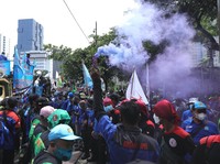 Anies Ketok UMP Rp 4,6 Juta: Pengusaha Nangis, Buruh Ketawa!