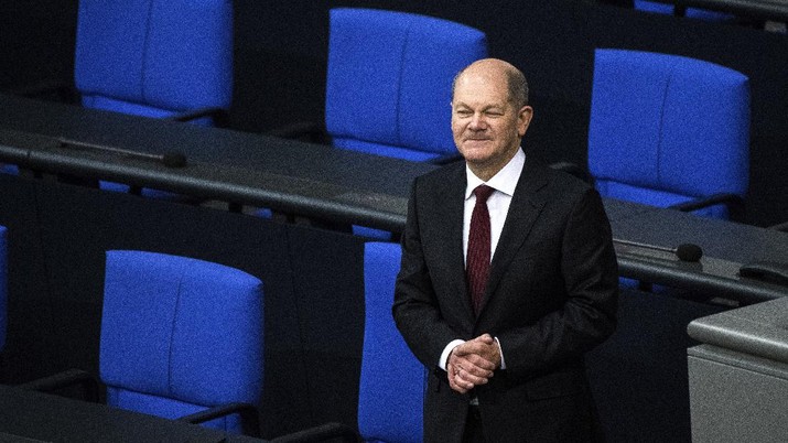 New elected German Chancellor Olaf Scholz is sworn in by parliament President Baerbel Bas in the German Parliament Bundestag in Berlin, Wednesday, Dec. 8, 2021. The election and swearing-in of the new Chancellor and the swearing-in of the federal ministers of the new federal government takes place in the Bundestag on Wednesday. (Photo/Markus Schreiber)