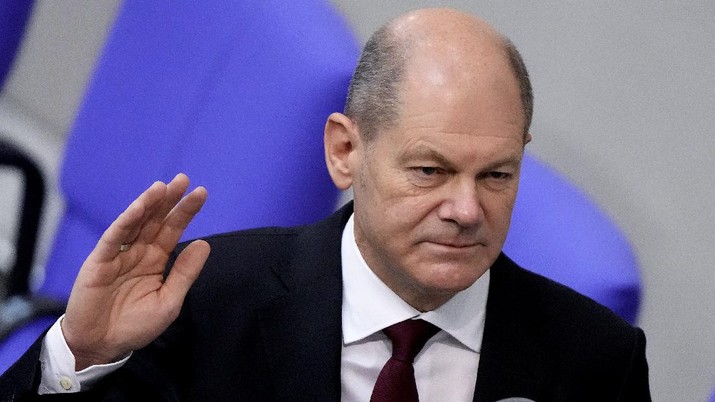 Olaf Scholz New elected German Chancellor Olaf Scholz is sworn in by parliament President Baerbel Bas in the German Parliament Bundestag in Berlin, Wednesday, Dec. 8, 2021. The election and swearing-in of the new Chancellor and the swearing-in of the federal ministers of the new federal government takes place in the Bundestag on Wednesday. (Photo/Markus Schreiber)