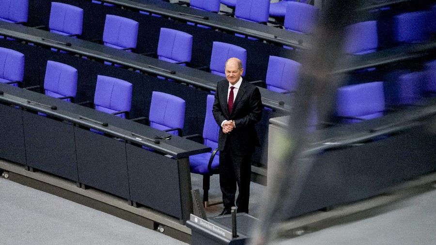 New elected German Chancellor Olaf Scholz is sworn in by parliament President Baerbel Bas in the German Parliament Bundestag in Berlin, Wednesday, Dec. 8, 2021. The election and swearing-in of the new Chancellor and the swearing-in of the federal ministers of the new federal government takes place in the Bundestag on Wednesday. (Photo/Markus Schreiber)