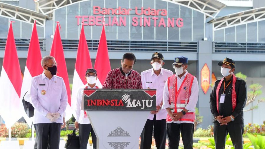Saat Presiden Jokowi Beli Jaket Bomber dengan Motif Khas Dayak Sintang. (Muchlis Jr - Biro Pers Sekretariat Presiden)