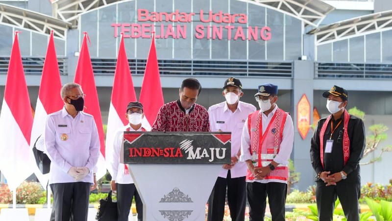 Saat Presiden Jokowi Beli Jaket Bomber dengan Motif Khas Dayak Sintang. (Muchlis Jr - Biro Pers Sekretariat Presiden)